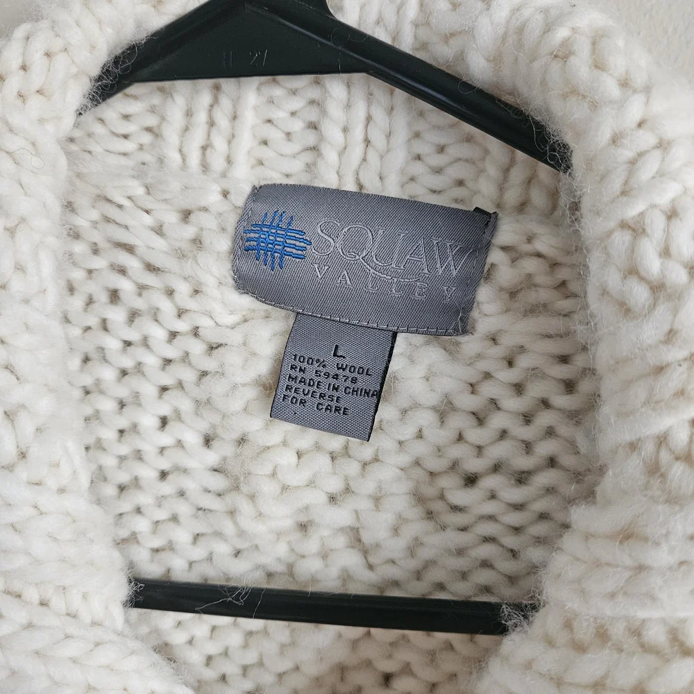 Elegant Cable Knit Cardigan - White